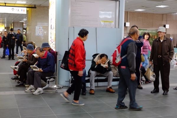 台北駅のベンチに座っているほとんどの人が食べている台鉄の駅弁「台鐵便當本舖」 - 日韓貧乏夫婦
