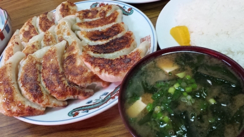 川純餃子専門店　焼餃子１６個の中とライスと味噌汁