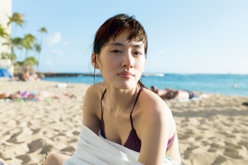 綾瀬はるか、ハワイで美バストちらり、ビーチ遊びにボディボード　写真集「BREATH」4月発売