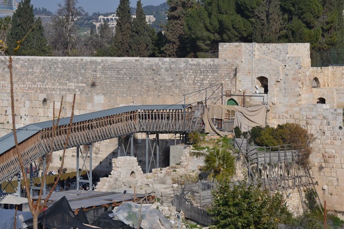 神殿の丘入口への橋（修繕中）2