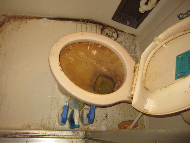 東京都杉並区　賃貸物件原状回復　１ｋハウスクリーニング　浴室ユニットバス清掃　作業前　２