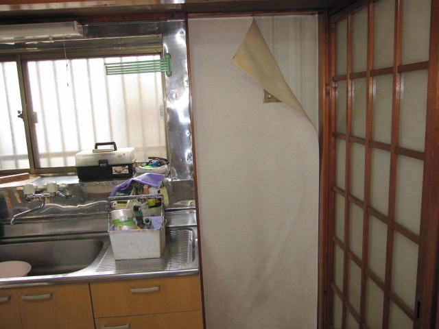 埼玉県所沢市　空き室賃貸物件原状回復　キッチン壁クロス張替え　作業前　３