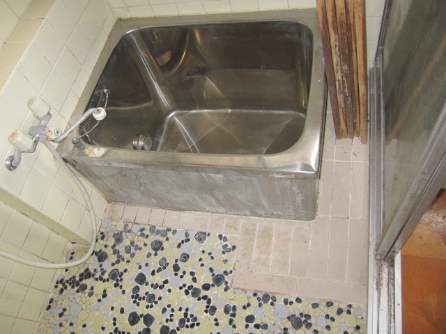 埼玉県所沢市　空き室賃貸物件原状回復２ＤＫ全体ハウスクリーニング　浴室清掃　作業前　１