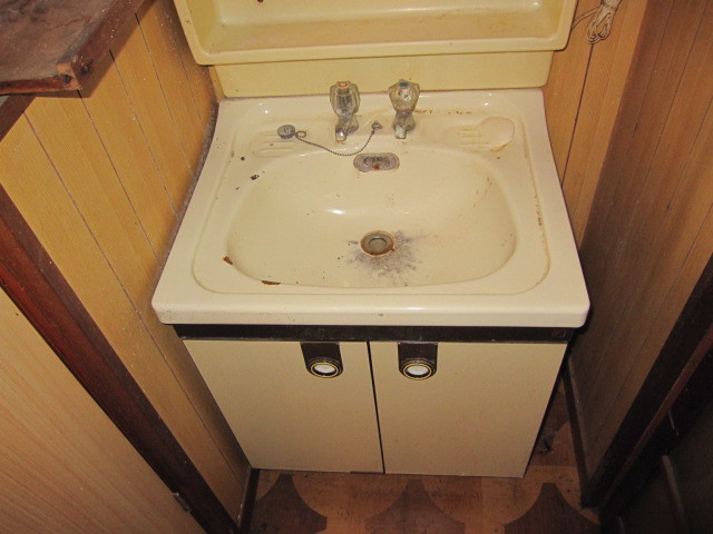 埼玉県所沢市　空き室賃貸物件原状回復２ＤＫ全体ハウスクリーニング　手洗い器清掃　作業前　１