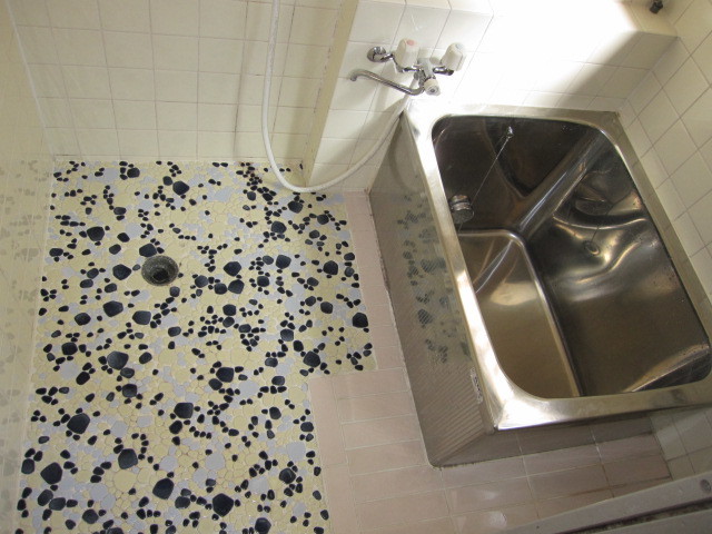 埼玉県所沢市　空き室賃貸物件原状回復２ＤＫ全体ハウスクリーニング　浴室清掃　作業完了後　１