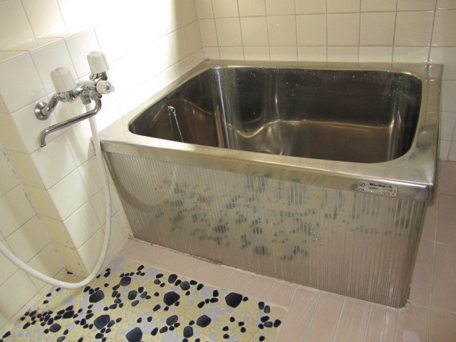 埼玉県所沢市　空き室賃貸物件原状回復２ＤＫ全体ハウスクリーニング　浴室清掃　作業完了後　２