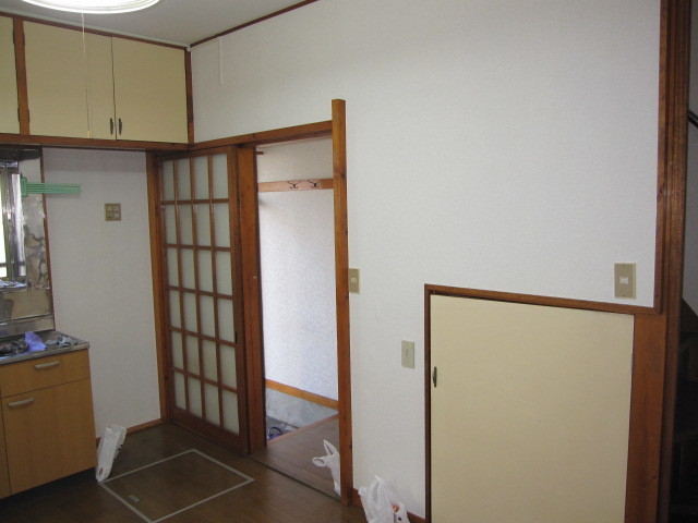 埼玉県所沢市　空き室賃貸物件原状回復　キッチン壁クロス張替え　作業完了後　２