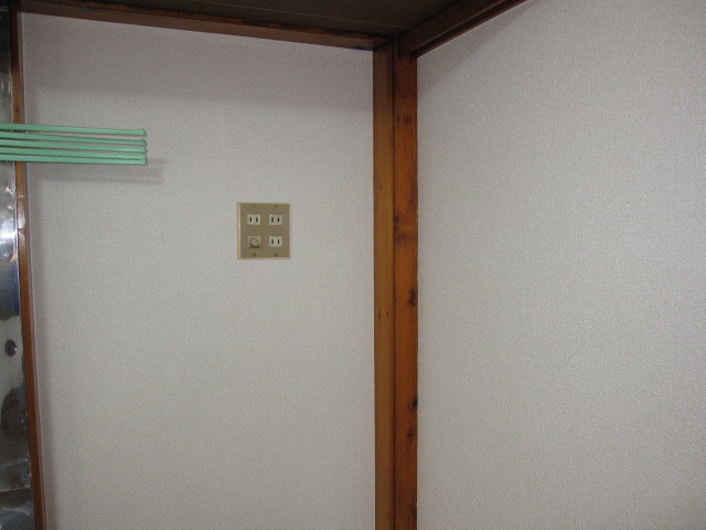 埼玉県所沢市　空き室賃貸物件原状回復　キッチン壁クロス張替え　作業完了後　３