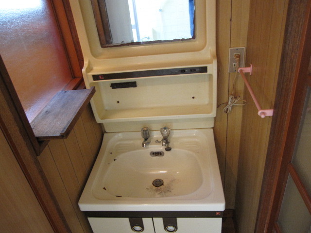 埼玉県所沢市　空き室賃貸物件原状回復２ＤＫ全体ハウスクリーニング　洗面器清掃　作業完了後　１