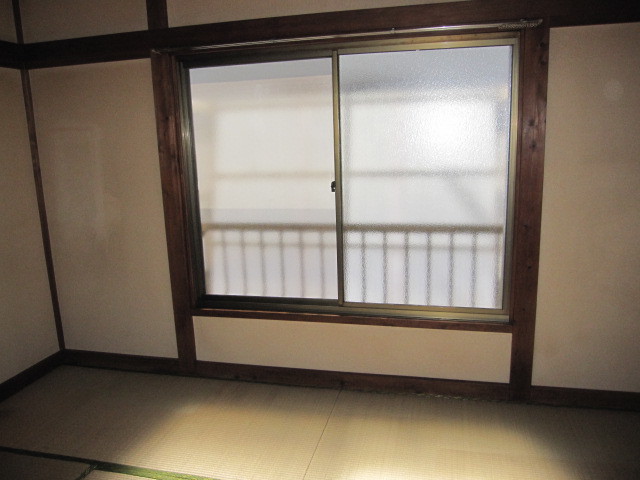 埼玉県所沢市　空き室賃貸物件原状回復２ＤＫ全体ハウスクリーニング　ガラスサッシ周り清掃　作業完了後　２