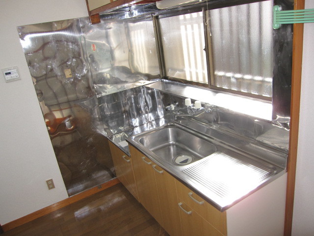 埼玉県所沢市　空き室賃貸物件原状回復２ＤＫ全体ハウスクリーニング　キッチン清掃　作業完了後　４