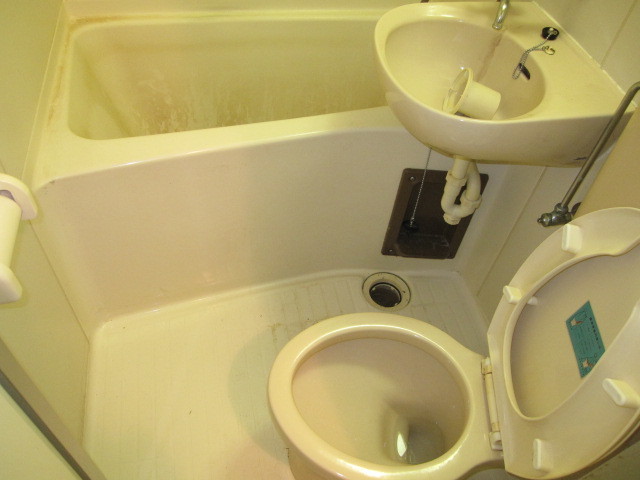 東京都杉並区　賃貸物件原状回復　１Ｋハウスクリーニング　浴室ユニットバス清掃　作業風景　２