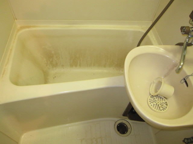 東京都杉並区　賃貸物件原状回復　１Ｋハウスクリーニング　浴室ユニットバス清掃　作業風景　１