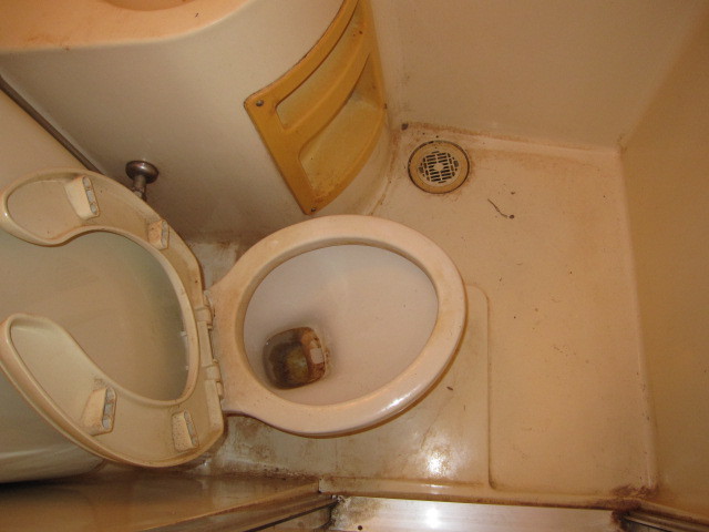 東京都調布市　賃貸物件原状回復　入居者退去後空き室１Ｒハウスクリーニング　浴室ユニットバス清掃　作業前　１