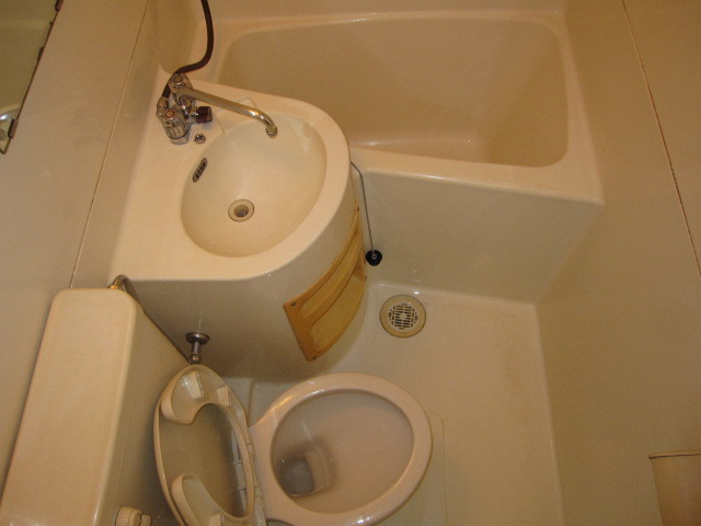 東京都調布市　賃貸物件原状回復　入居者退去後空き室１Ｒハウスクリーニング　浴室ユニットバス清掃　作業完了後　２