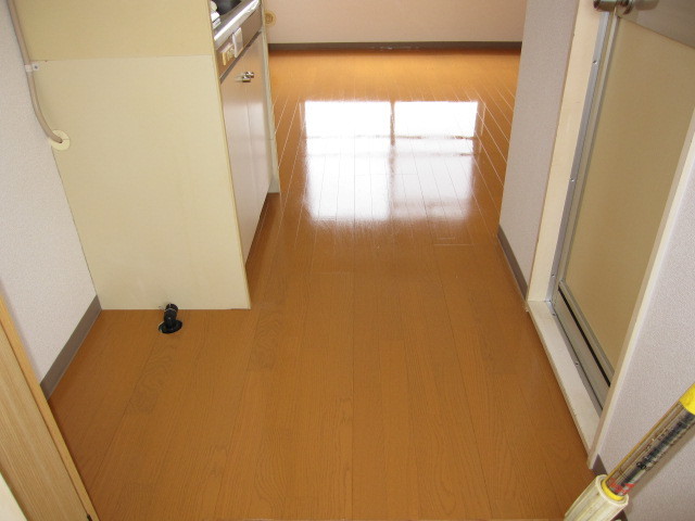 東京都調布市　賃貸物件原状回復　入居者退去後空き室１Ｒハウスクリーニング　床フローリングワックス掛け　作業完了後　１