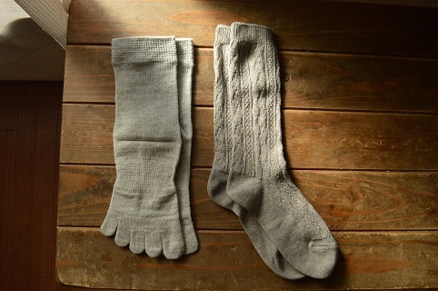 冬の重ね履き_絹木綿の5本指靴下_淡杢グレーとウールソックス